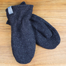 Load image into Gallery viewer, Pickapooh Unisex Mitt, Merino Boiled Wool with wool/silk lining
